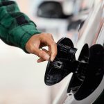 [:uk]man-gas-station-with-car[:]